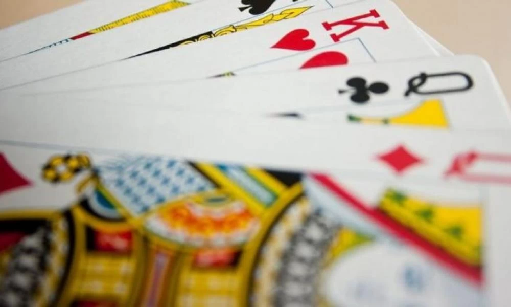 Άκουσον άκουσον! Τα τραπουλόχαρτα σεξιστικά και ρατσιστικά